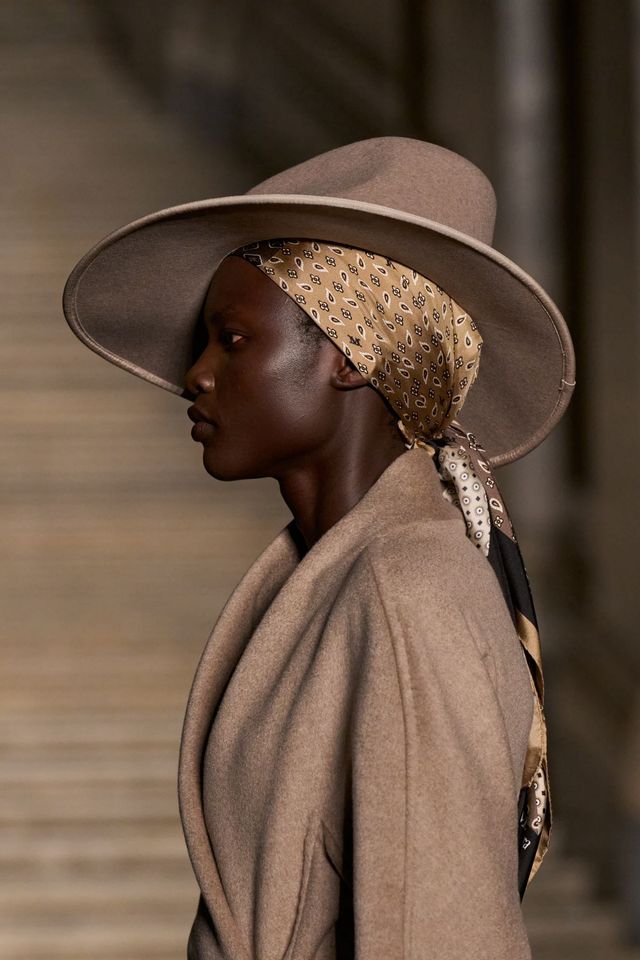 막스마라의 2026 리조트 컬렉션. 광택 있는 실크 스카프에 와이드 브림 햇을 매치한 모습. 