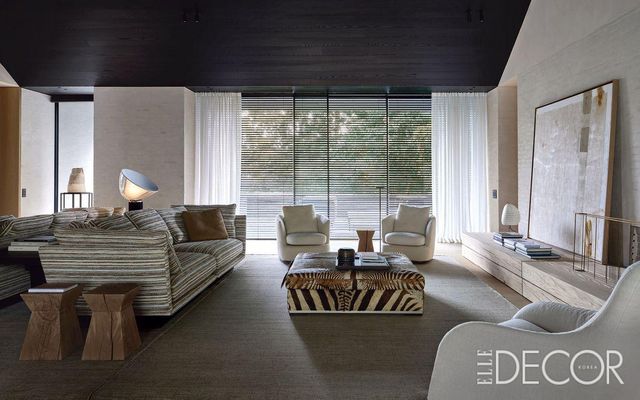 안토니오 치테리오(Antonio Citterio)가 디자인한 비앤비 이탈리아의 아톨 소파, 플로스의 타치아 램프, 막살토의 아폴로 소파, 칼로스 암체어. 왼쪽 받침대 위에는 이토 케이지(Ito Keiji)의 세라믹 조각품 ‘히토(Hito)’가 놓여 있다.