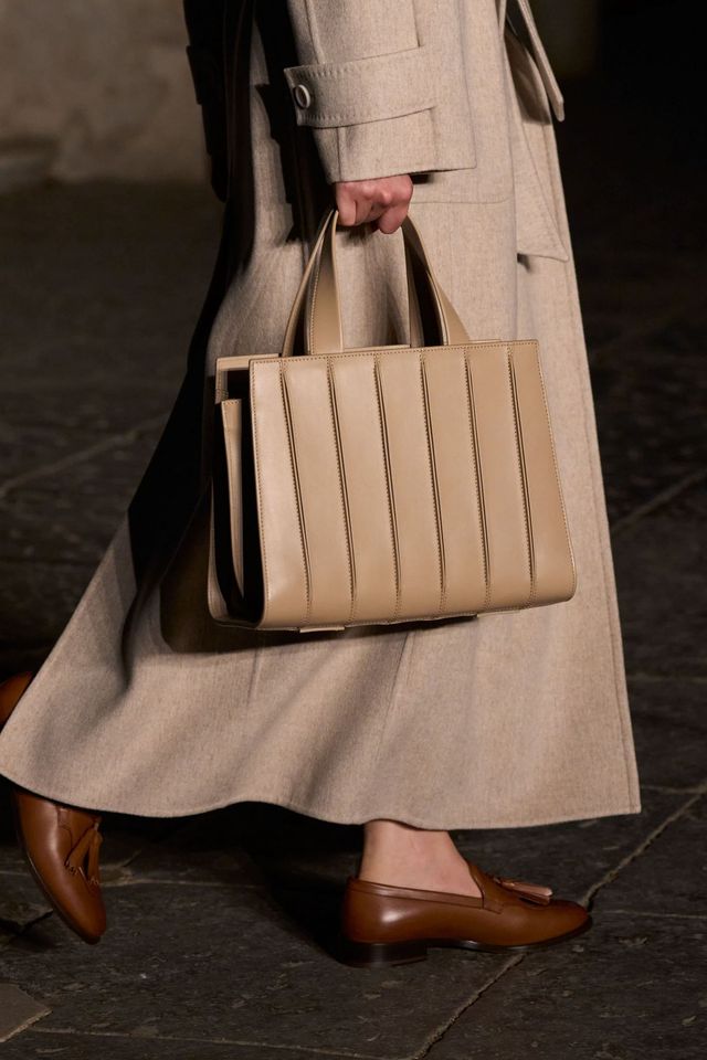 넉넉한 사이즈로 견고하게 제작된 휘트니백. 