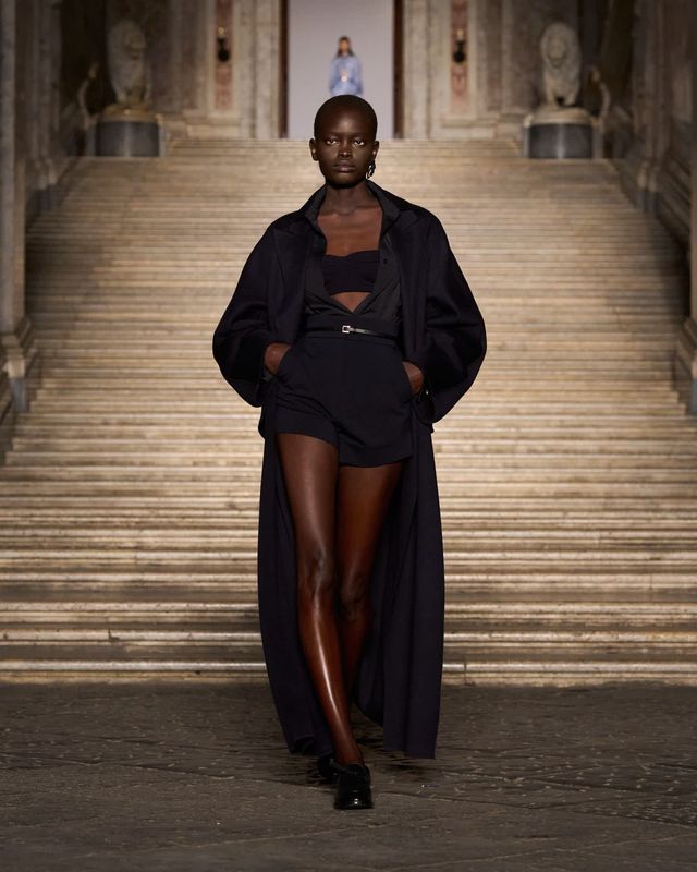 막스마라의 2026 리조트 컬렉션. 긴 트렌치와 브라렛의 대비가 시선을 사로잡습니다.