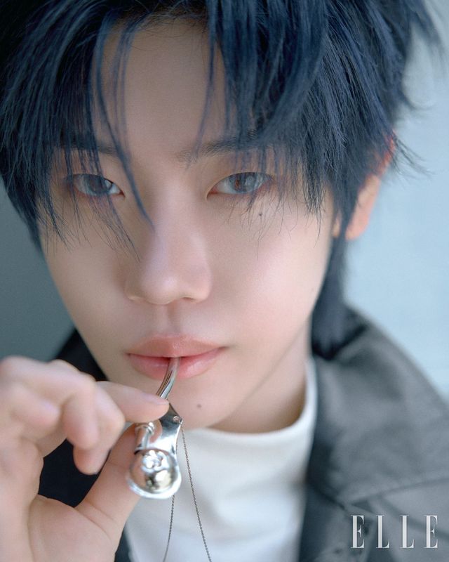 재킷은 JUUN.J, 팬츠는 Jil Sander.