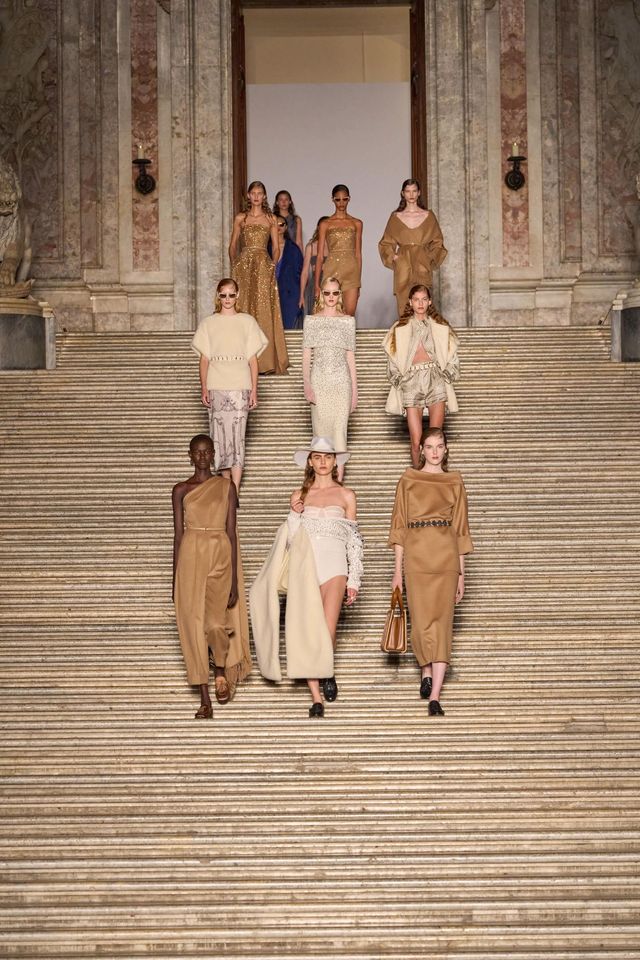 막스마라의 2026 리조트 컬렉션. 레지아 디 카세르타의 장엄한 계단을 수놓은 피날레 워킹.
