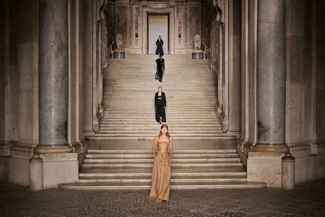 막스마라의 2026 리조트 컬렉션. 레지아 디 카세르타의 장엄한 계단을 내려오는 모델들. 