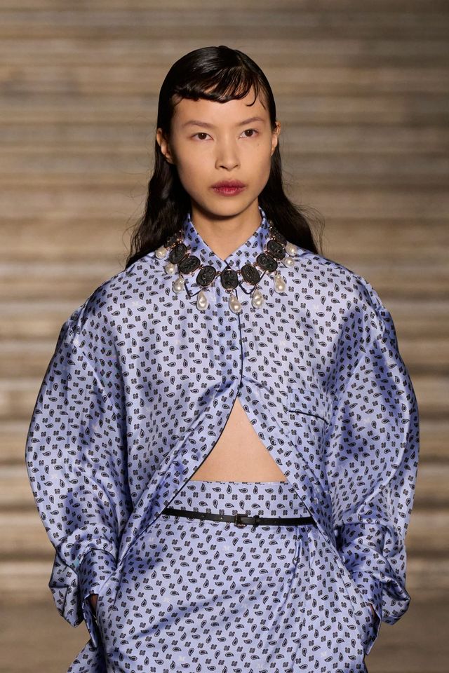 막스마라의 2026 리조트 컬렉션. E. 마리넬라 프린트를 활용한 실크 파자마 셋업에 진주 네크리스를 더해 고전미를 유쾌하게 비틀었습니다.