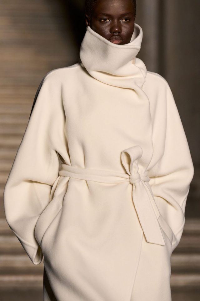 조형미와 부드러운 질감이 공존하는 하이넥 코트는 막스마라가 재해석한 단단한 우아함의 표본.