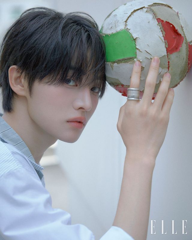 셔츠, 니트, 팬츠는 모두 Maison Margiela.