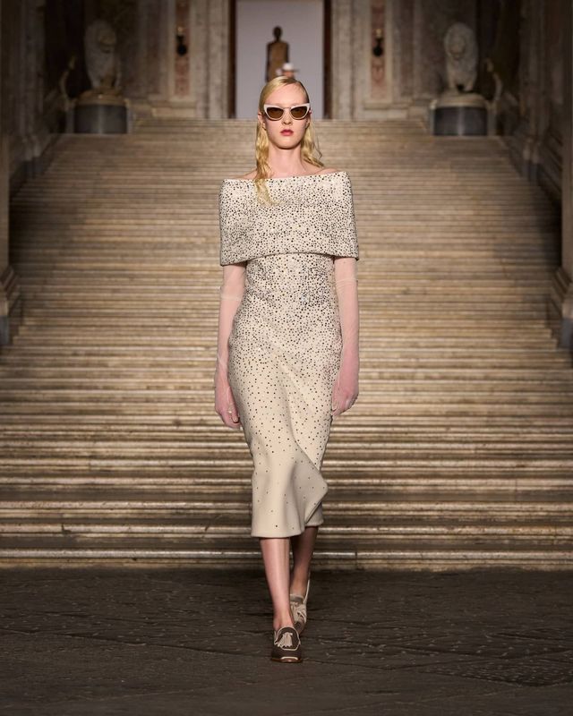 막스마라의 2026 리조트 컬렉션. 크리스털을 장식한 오프숄더 드레스가 화려하면서도 단정한 이미지를 연출합니다. 