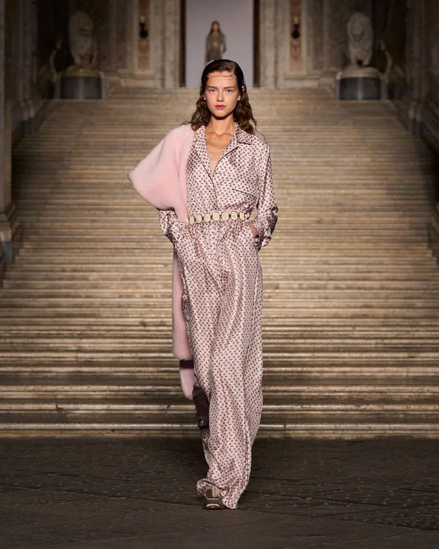 막스마라의 2026 리조트 컬렉션. E. 마리넬라와의 협업으로 탄생한 실크 파자마. 