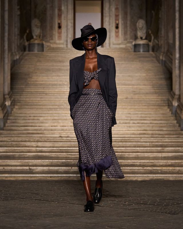 막스마라의 2026 리조트 컬렉션. 남성복에서 차용한 테일러링 위에 매듭 장식이 달린 브라톱을 더해 ‘차리엘로’ 무드를 세련되게 풀어냈습니다.