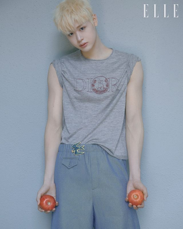 티셔츠, 팬츠, 브로치는 모두 Dior Men, 네크리스는 Tom Wood.