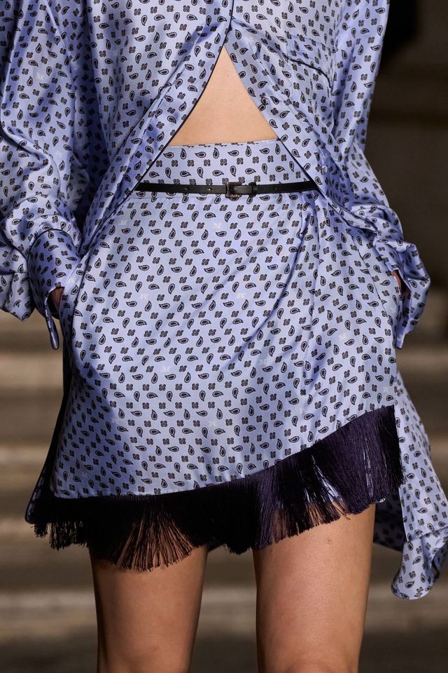 막스마라의 2026 리조트 컬렉션. 움직임에 따라 흩날리는 프린지 디테일이 룩에 경쾌한 긴장을 더합니다.