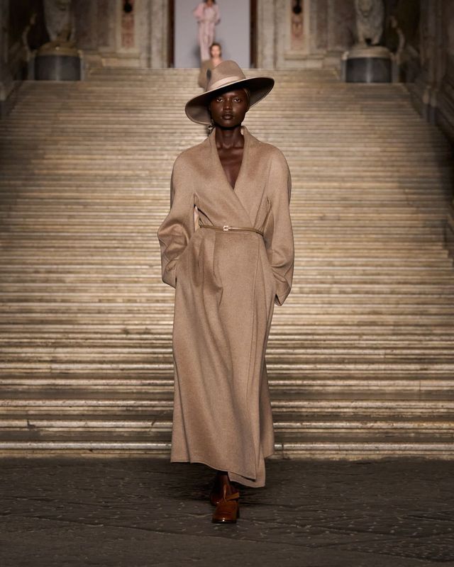 막스마라의 2026 리조트 컬렉션. 와이드 브림 햇과 카멜색 코트로 나폴리의 여유를 표현합니다. 
