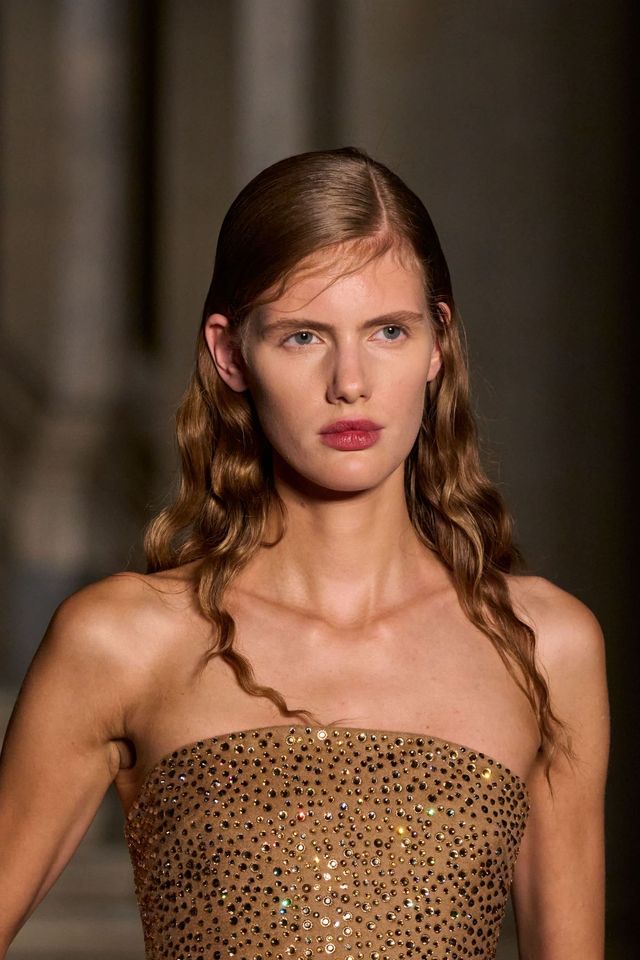 막스마라의 2026 리조트 컬렉션. 크리스털을 장식한 황금빛 드레스의 디테일. 