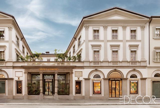 밀라노의 패션 지구, 몬테나폴레오네 거리에 개보수를 마치고 다시 문을 연 루이 비통 스토어.