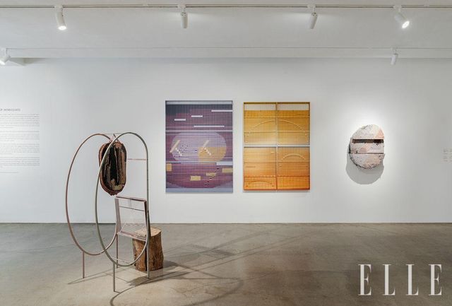 강서경 둥근 유랑 – 얼굴, 자리, 배 #22-01 2021-2022. 조합된 구조물 : 철에 도색, 실, 세탁망, 나무 프레임, 볼트, 가죽 조각, 바퀴, 나무 둥치 / 강서경 Mat 120 x 165 #23-60 2022-2023. 철에 도색, 화문석, 나일론 실, 실, 나무 프레임, 볼트, 가죽 조각 / 강서경 Mat #24-06 2023-2024. 철에 도색, 화문석, 실, 나무 프레임, 볼트, 가죽 조각 / 강서경 따뜻한 무게 610 #21-02 2021. 철에 도색, 실 