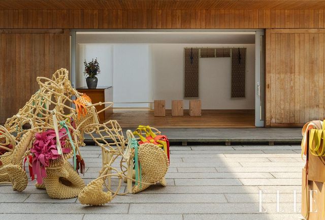 이광호 〈Obsession〉 Series 2025. 폼, 동파이프, 우레탄 코팅 / 온지음 집공방 취렴(翠簾) 2024. 대나무, 금속, 실크