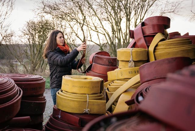 수거와 기부가 비즈니스의 핵심이라는 지침 아래 산업 폐기물을 럭셔리 굿즈로 재탄생시키는 크레시 웨슬링.