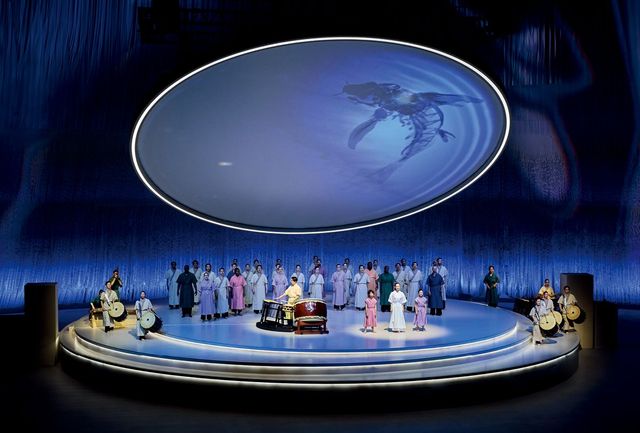 우먼스 파빌리온의 오프닝 세레모니 현장. 세계 각국의 인사들과 아티스트가 무대에 올라 메시지의 의미를 더했다. 