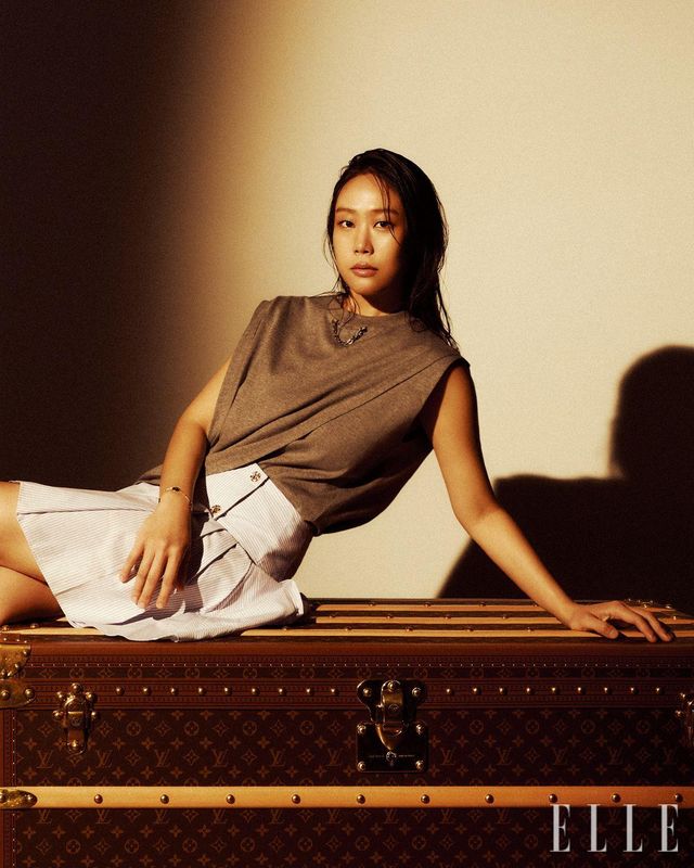 슬리브리스 티셔츠와 스트라이프 포플린 스커트, 오닉스와 다이아몬드를 세팅한 옐로골드 컬러 블라썸 BB 멀티 모티프 브레이슬릿, 가죽 핸들이 달린 말 쿠리에 110 트렁크는 모두 Louis Vuitton.