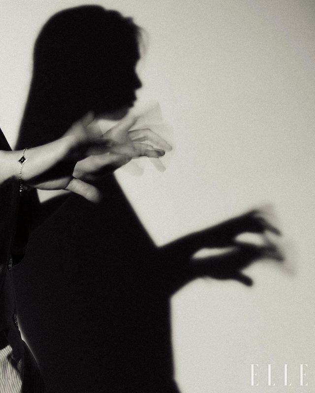  오닉스와 다이아몬드를 세팅한 옐로골드 컬러 블라썸 BB 멀티 모티프 브레이슬릿은 Louis Vuitton. 