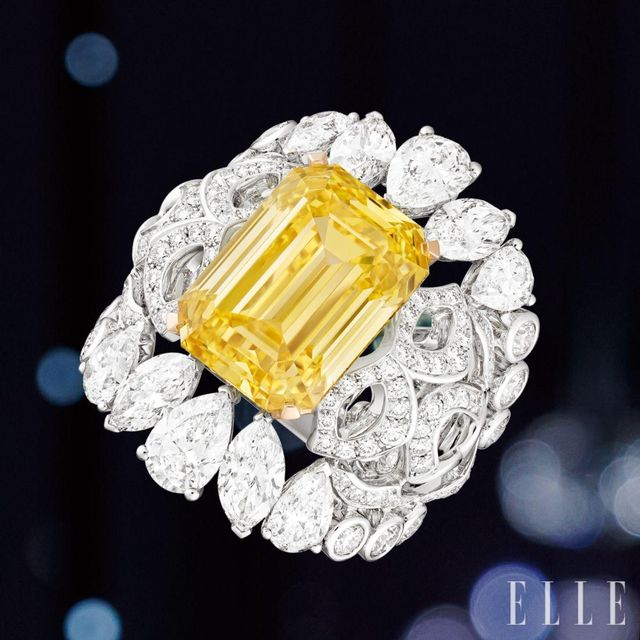 중앙에 11. 11캐럿의 에메랄드 컷 옐로 다이아몬드가 압도적인 스카이 이즈 더 리잇 링. 