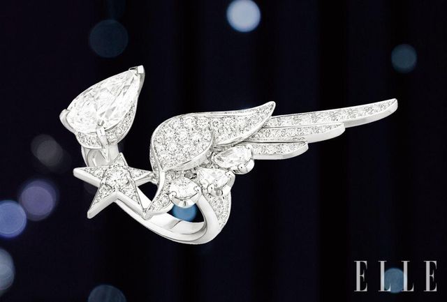 화이트골드와 다이아몬드로 만든 터치 더 스카이 링.