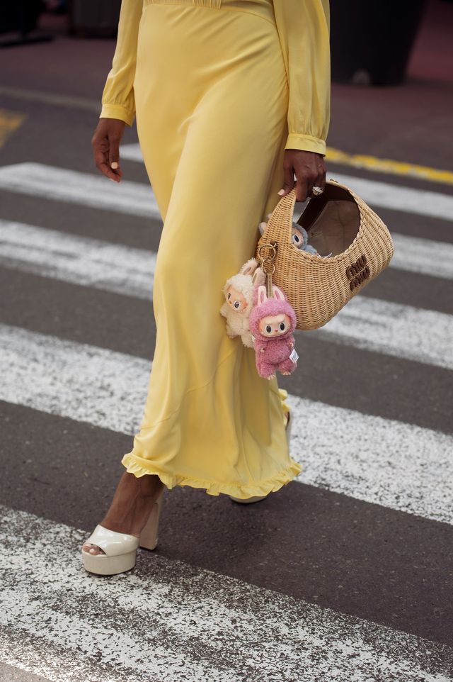 스트리트 패션에서 포착된 라부부 인형.