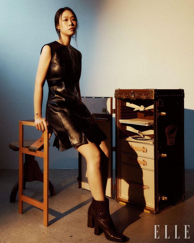 가죽 드레스와 베를린 앵클부츠, 오닉스와 다이아몬드를 세팅한 옐로골드 컬러 블라썸 BB 멀티 모티프 브레이슬릿, 오닉스와 다이아몬트를 세팅한 옐로 골드 컬러 블라썸 BB 스타 이어 스터드, 오케스트라 지휘자 레오폴드 스토코프스키의 의뢰에 맞춰 특별히 제작한 세크레테르 스토코프스키 트렁크는 모두 Louis Vuitton. 트렁크 속의 악보와 음반은 아티스트 소장품.