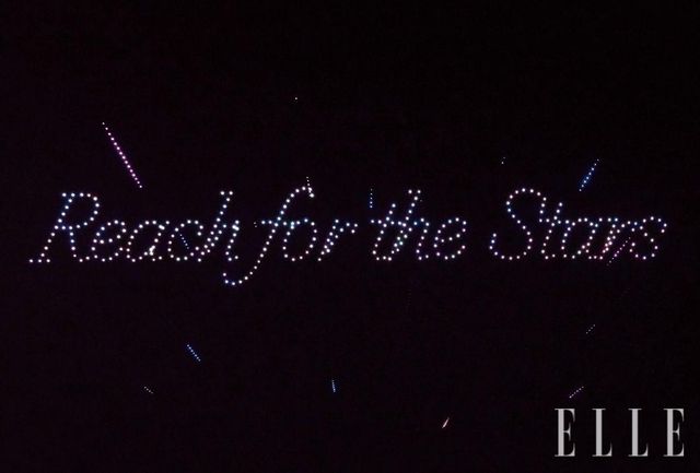 교토의 밤을 아름답게 수놓은 드론 쇼.