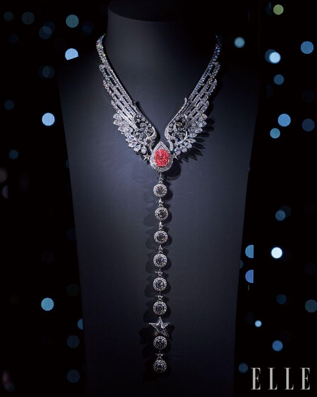  화이트골드와 플래티넘, 다이아몬드, 파파라차 사파이어로 만든 윙즈 오브 샤넬 네크리스. 