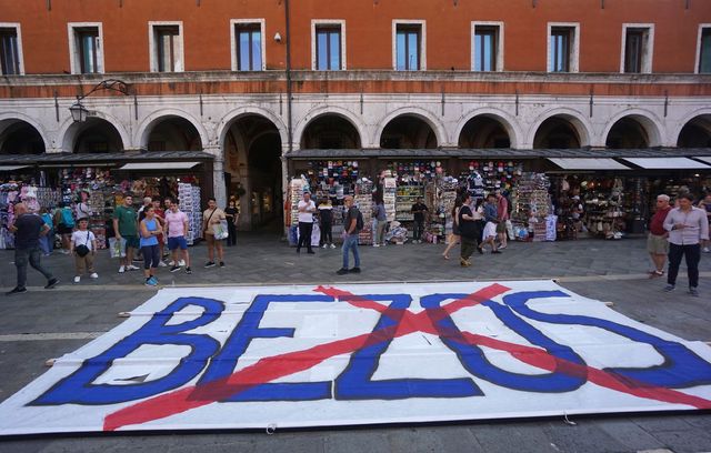 베이조스 커플의 결혼식을 반대하는 시위대가 베네치아를 점령했습니다. 