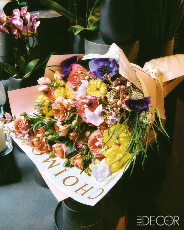 모던함 속에서 내추럴리즘이 돋보이는 시그너처 꽃다발.