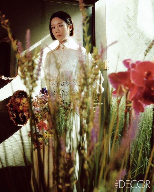 푸른 정원 같은 아틀리에 한쪽에 서 있는 플라워 아티스트 초이문.