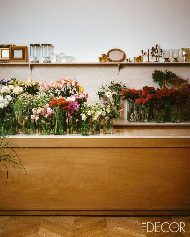 형형색색의 꽃이 모인 이곳은 꽃이 다시 태어나는 작업공간.