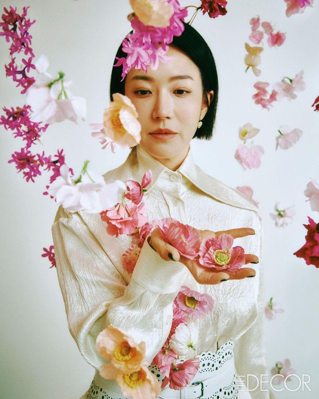 해체된 꽃잎을 재구성해 자연과 시간의 흐름을 담아낸 작업과 플라워 아티스트 초이문.