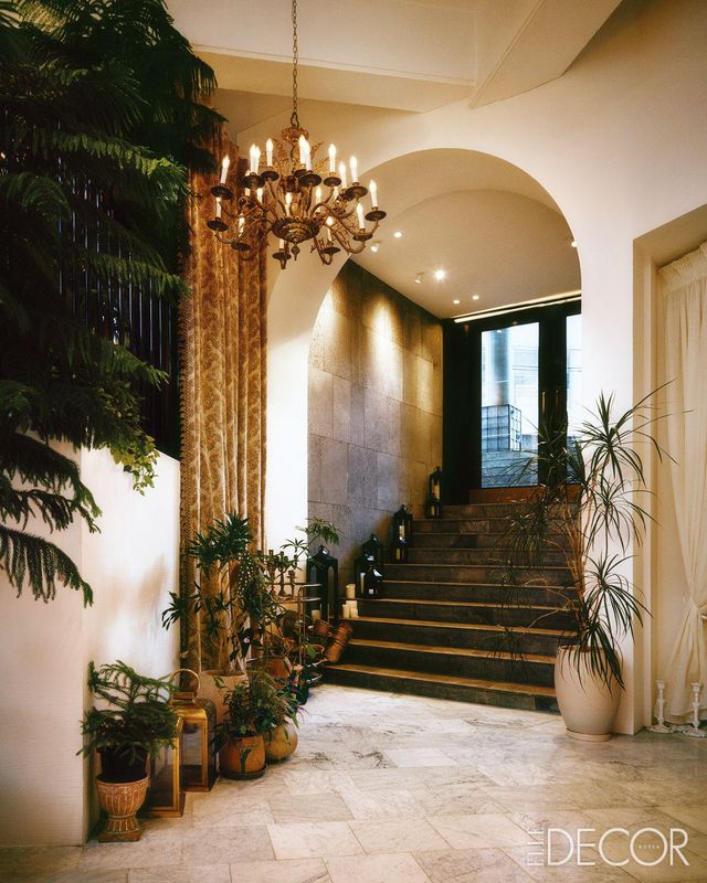 높은 천고와 아치형 입구가 유럽 살롱을 연상시키는 초이문 아티산 플라워 청담 아틀리에.