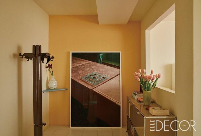 신선혜의 대형 사진과 빈티지 옷걸이, USM 수납장이 어우러진 메인 침실.