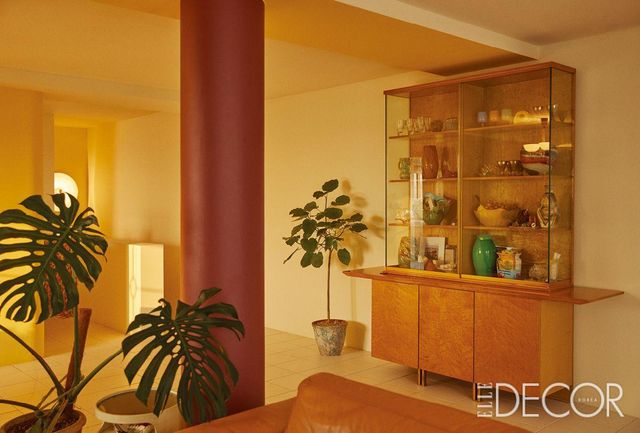 2층 한가운데는 원래 없던 자줏빛 기둥을 세웠다. 