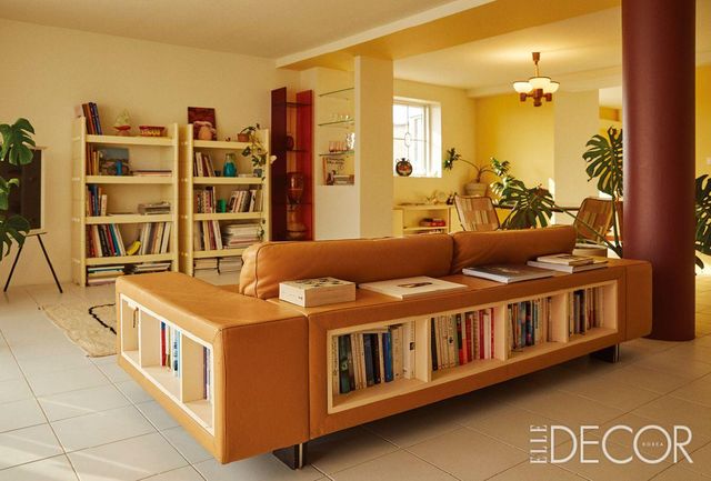 3면에 책장이 빌트인 시스템으로 구성된 독특한 디자인의 가죽 소파는 빈티지 사이트에서 구입한 것. 