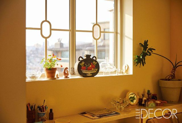 다이닝 룸 창가에는 그녀가 좋아하는 크고 작은 물건들이 올려져 있다. 이 물건들은 자주 자리가 바뀐다.