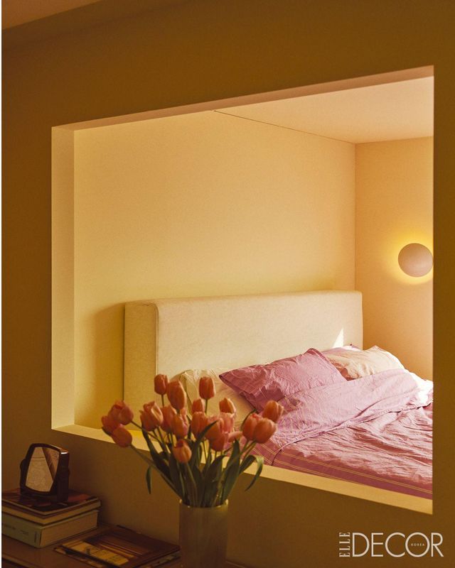 메인 침실에 가벽을 세워 안쪽에 침대만 놓인 아늑한 공간을 만들었다. 