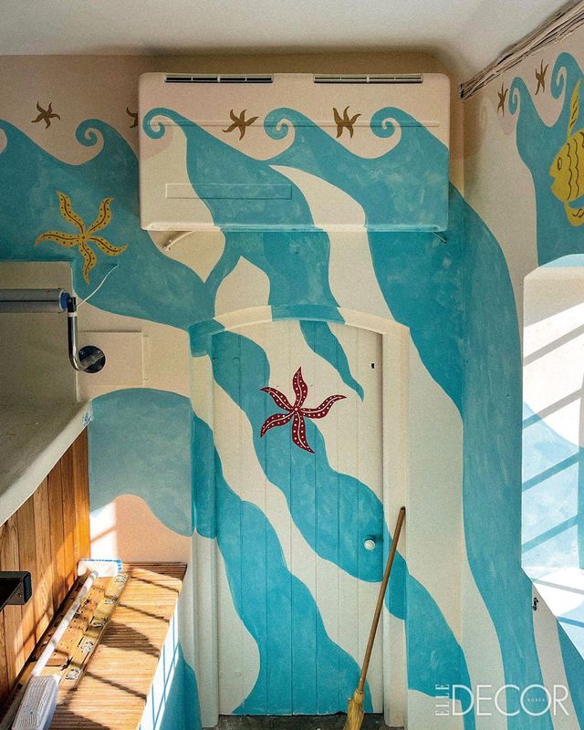 수영장에 몰입감 있는 수중 환경을 만들기 위해 고대 로마와 그리스의 목욕탕에서 볼 수 있는 벽화와 예술 작품에서 영감을 받아 완성했다.