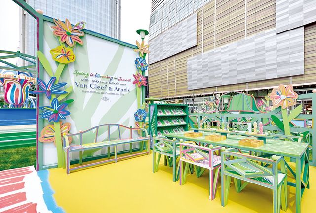  잠실 롯데월드타워 월드파크에 설치된 〈Spring is Blooming〉 프로젝트 전경. 