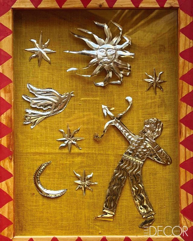 유리 캐비닛 안 금속 조각으로 장식한 작품 ‘Shooting Stars’. 