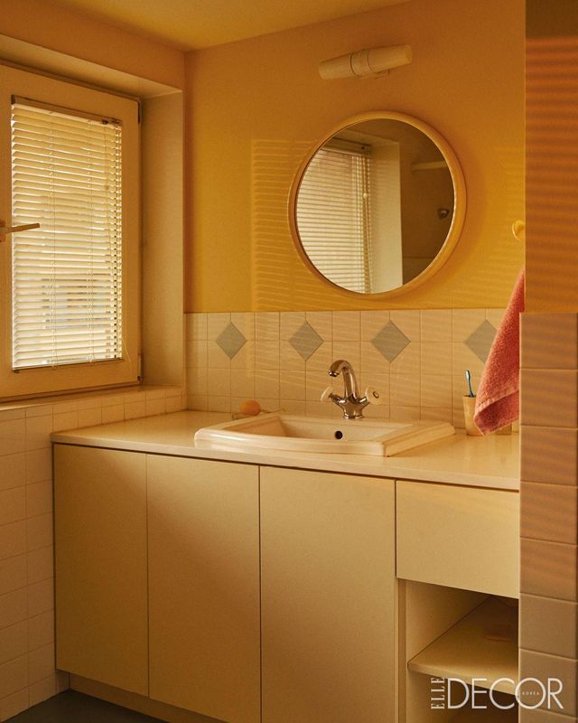 빈티지 컬러와 타일 패턴으로 이국적 느낌을 자아내는 1층 화장실. 