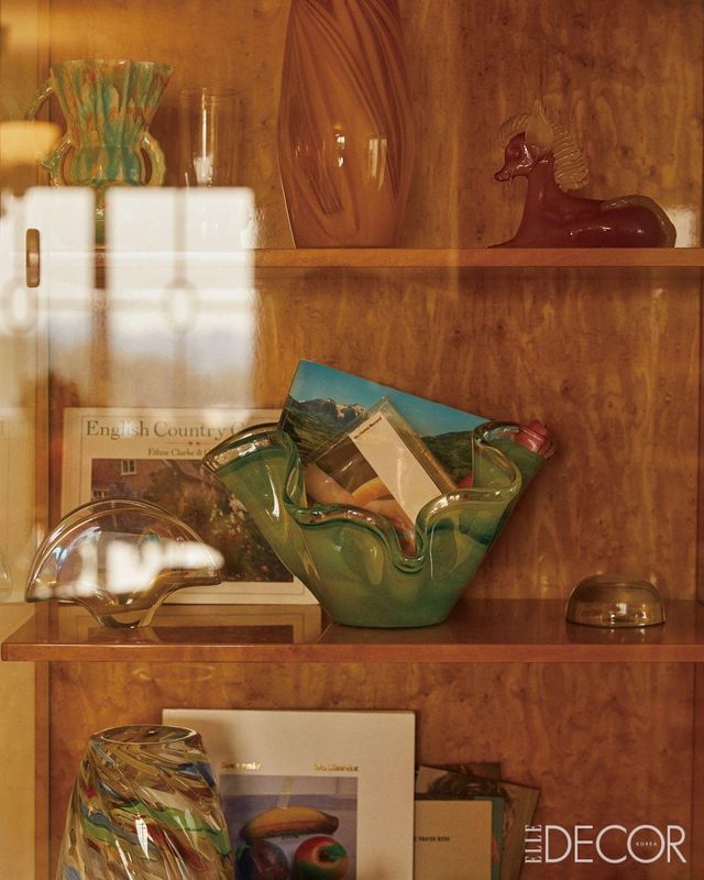 신선혜의 집 곳곳에 놓인 소품은 대부분 그녀가 전 세계 빈티지 마켓에서 발견한 것들이다. 