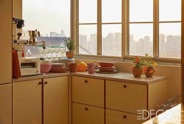 원래 베란다였던 공간을 내부와 연결해 수납공간을 만들었다. 온실처럼 햇빛이 잘 든다. 