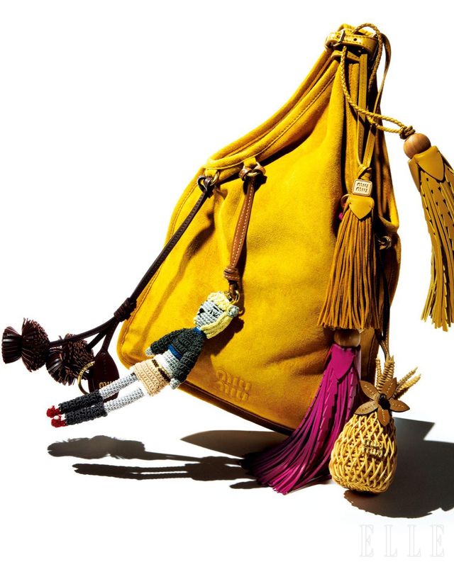 태슬 장식의 스웨이드 핸드백은 3백15만원, 파인애플 모형의 위커 트릭은 75만원, 푸시아 컬러 나파 레더 트릭은 67만원, 크로셰 트릭은 1백20만원, 플로럴 레더 트릭은 58만원, 모두 Miu Miu.