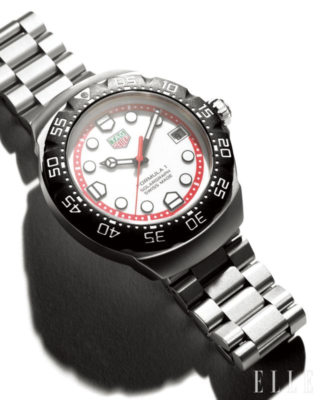 태양광과 인공 조명으로 구동되는 솔라그래프 무브먼트 TH50-00을 탑재한 포뮬러 1 솔라그래프 워치는 2백77만원, Tag Heuer.