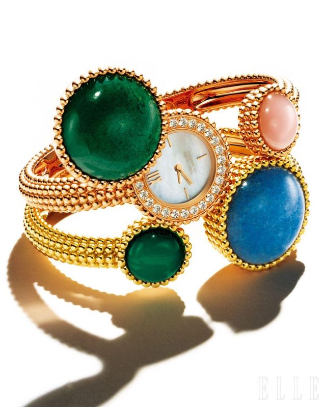 18K 로즈골드에 그린 재스퍼와 로즈 쿼츠를 세팅한 ‘뻬를리 투아 에 무아 시크릿 워치’와 18K 옐로골드에 블루 쿼츠와 크리소프레이즈를 세팅한 ‘뻬를리 투아 에 무아 시크릿 워치’는 가격 미정, 모두 Van Cleef & Arpels.